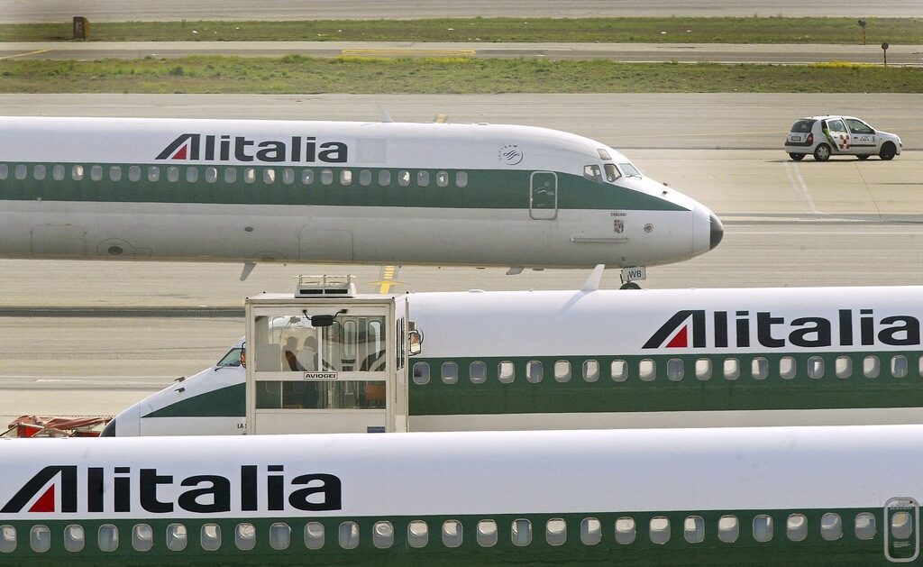 Alitalia опитва да намери обвързващи оферти за придобиване