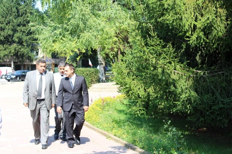 Кадърът е от посещението на министъра на икономиката Емил Караниколов в "Дунарит" АД.