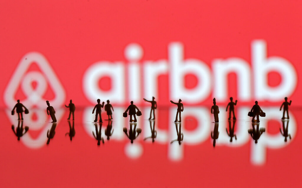 През септември Еврокомисията се заема с дейността на Airbnb