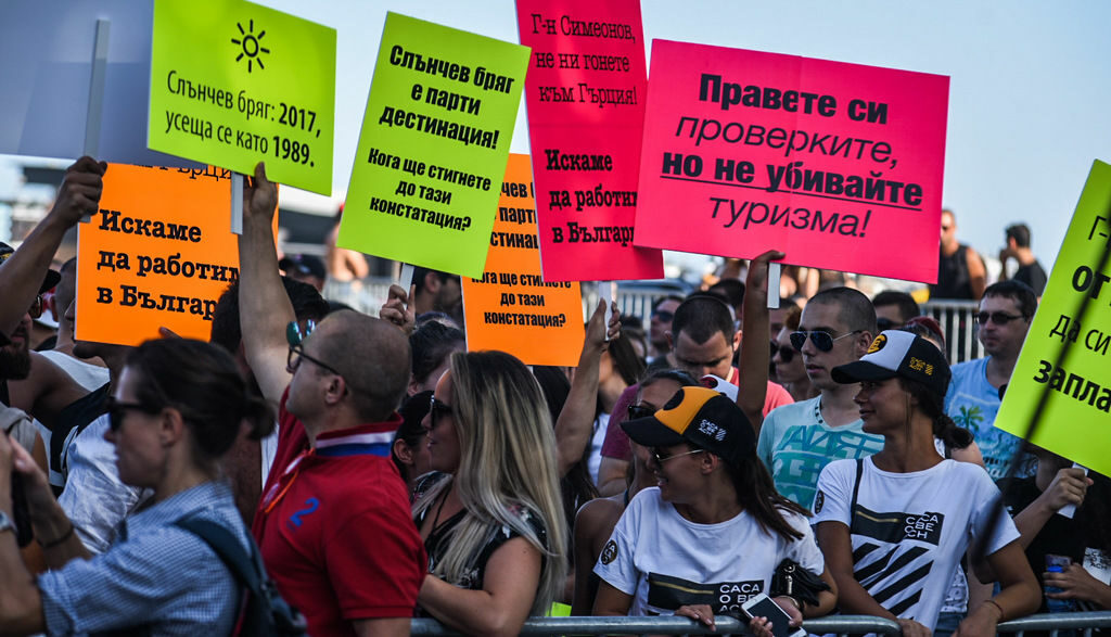 С музикално парти стотици в Слънчев бряг се обявиха против акциите на Валери Симеонов