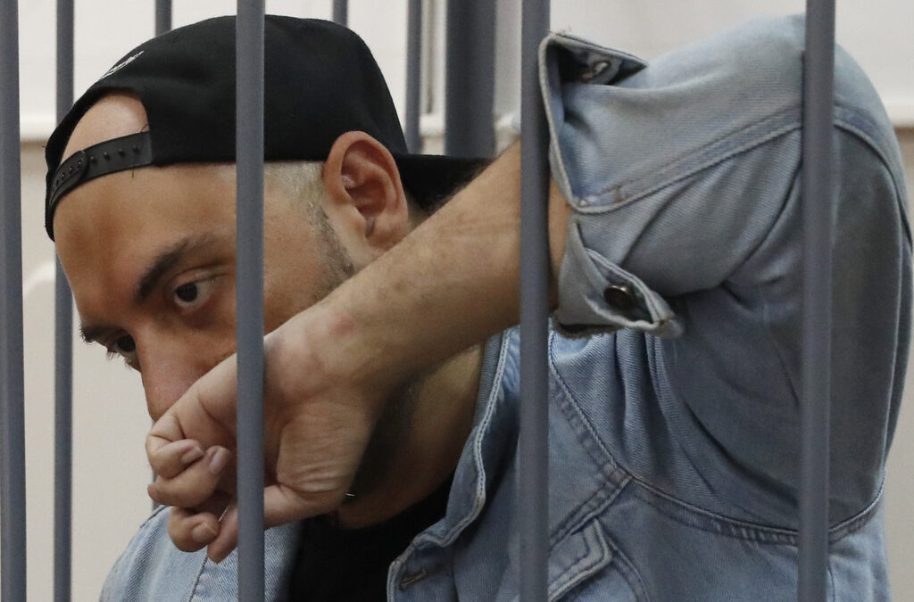Кирил Серебреников зад решетките в залата на Басманния съд в Москва на 23 август.
