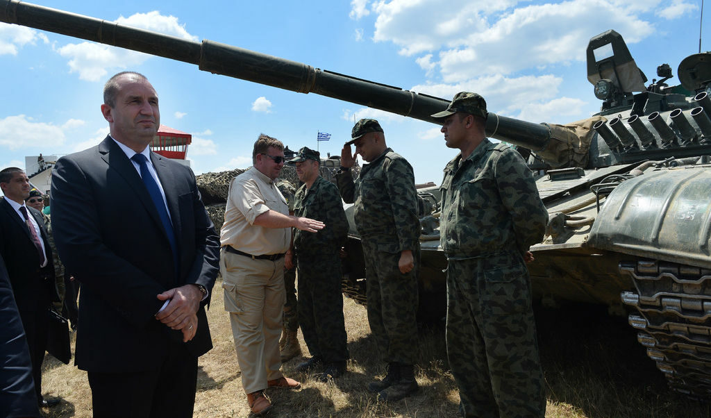 Президентът Румен Радев и военният министър Красимир Каракачанов поздравяват екипажа на български танк Т-72 след международното учение Saber Guardian 17 на "Ново село".