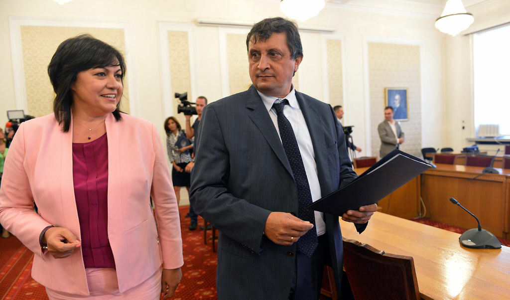 Корнелия Нинова (вляво) нарече препоръките на председателя на Върховния административен съд Георги Колев и екипа му "задълбочен анализ"