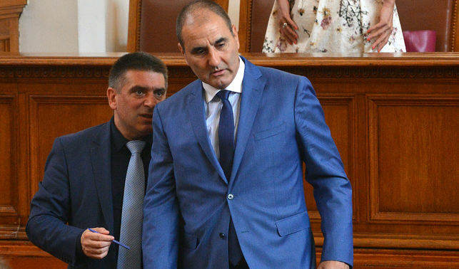 Изискването за квалифицира мнозинство означава, че за да бъде избран един кандидат, са нужни гласовете на ГЕРБ и БСП или ГЕРБ и ДПС. Досега винаги изборът се е случвал с партийни договорки и на квотен принцип. По информация на "Дневник" тази година формулата е 4:3:2:2 - ГЕРБ: БСП:ДПС:Обединени патриоти.Снимката е архивна