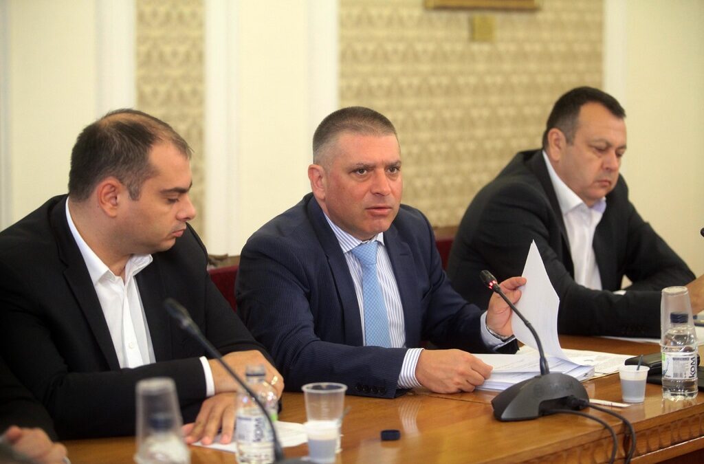 Членовете на правната комисия Филип Попов (БСП) от ляво, председателят Данаил Кирилов (ГЕРБ) и Хамид Хамид от ДПС.