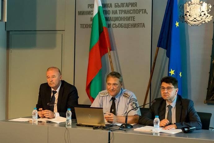 Заместник-министърът на вътрешните работи Красимир Ципов (вдясно) и началникът на отдел "Пътна полиция" комисар Бойко Рановски на заседанието на комисията.