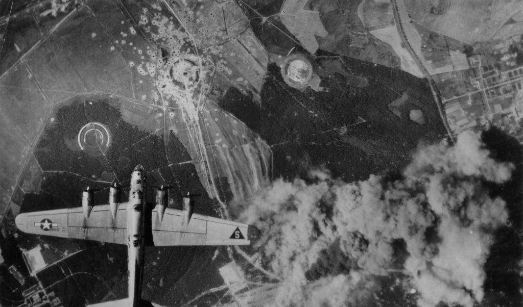 Американски B-17 Flying Fortresses бомбардира завод в Пенемюнде на 4 септември 1944г. "Алтернатива за Германия" смята напълно е заличено правото да бъдеш горд от големите германски успехи, независимо дали са технически, културни или научни.