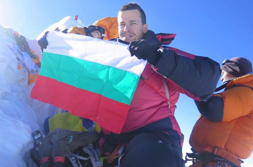 Българският алпинист Богдан Велев изкачи осемхилядника Манаслу
