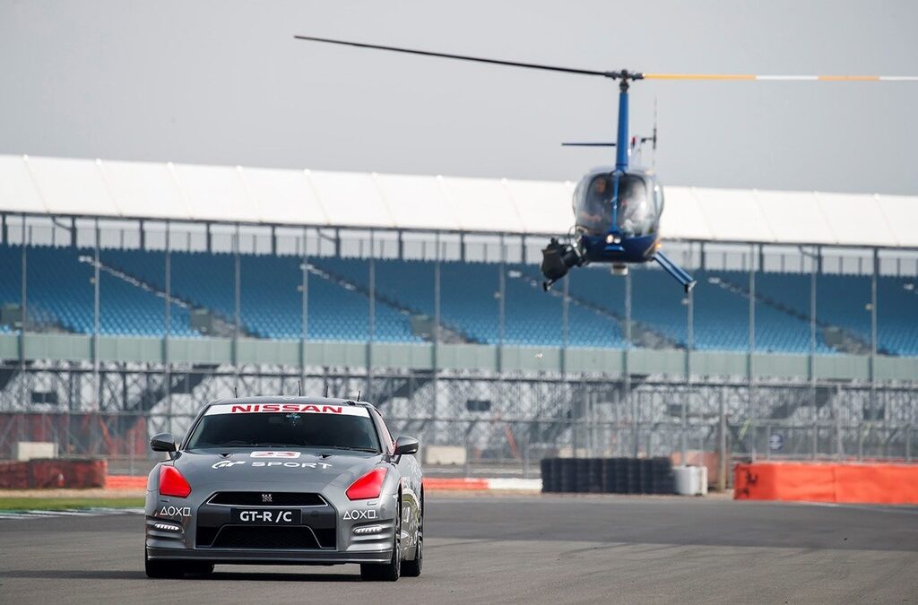"Нисан" GT-R обиколи "Силвърстоун", управляван с джойстик за "Плейстейшън" (видео)