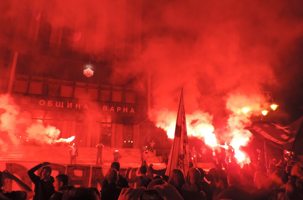 Футболни фенове поискаха оставката на варненския кмет и помощ от Борисов Футболни фенове поискаха оставката на варненския кмет и помощ от Борисов