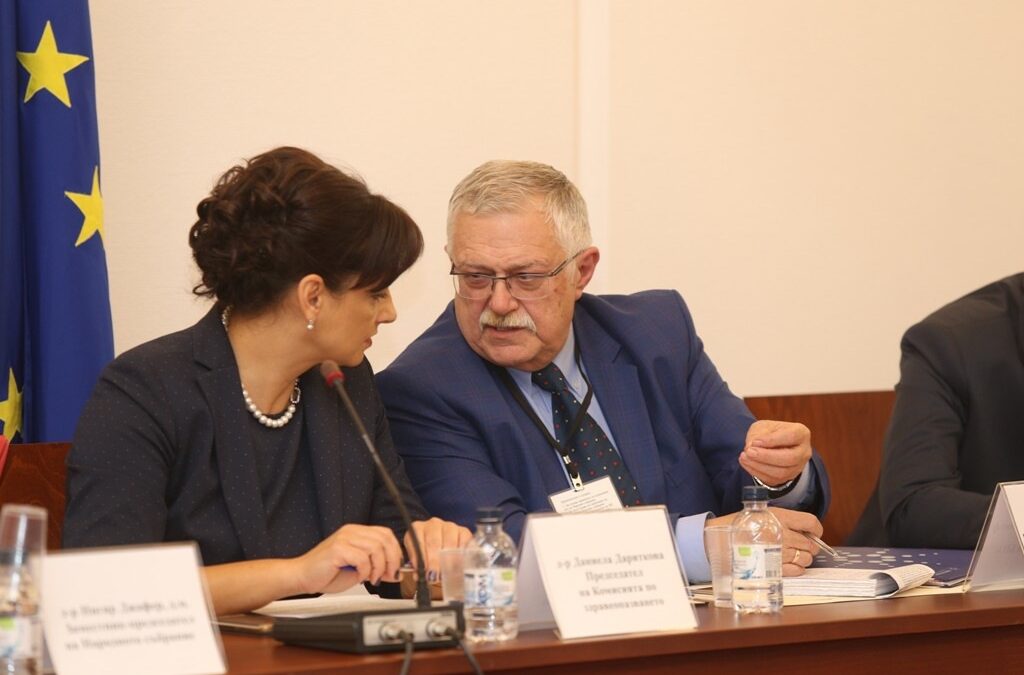 Председателят на парламентарната комисия по здравеопазването Даниела Дариткова и председателят на Българската педиатрична асоциация Владимир Пилософ
