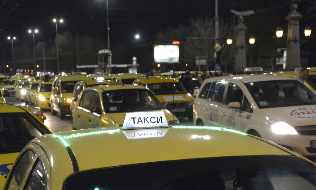 Депутатите удължиха срока за пререгистрация на таксиметровите шофьори