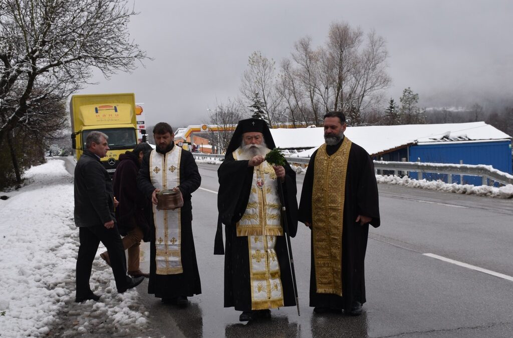 С водосвет Ловчанският митрополит гони злото от района на катастрофите при Микре