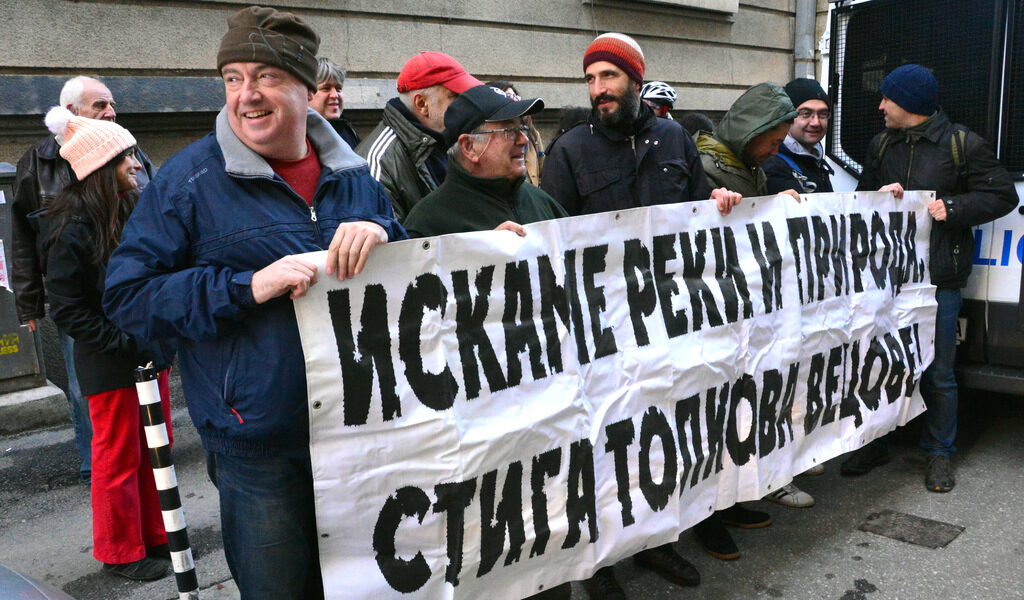 Рибари протестирха пред екоминистерството срещу унищожаването на български реки в "Натура" Рибари протестирха пред екоминистерството срещу унищожаването на български реки в "Натура"