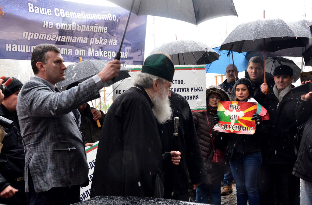 Мълчаливо бдение в подкрепа на признаването на Македонската църква се проведе пред Светия Синод на Българската православна църква днес. Патриарх Неофит заяви, че БПЦ трябва да поеме подадената ръка от Охридската архиепископия, "защото те са наши братя и наш народ".