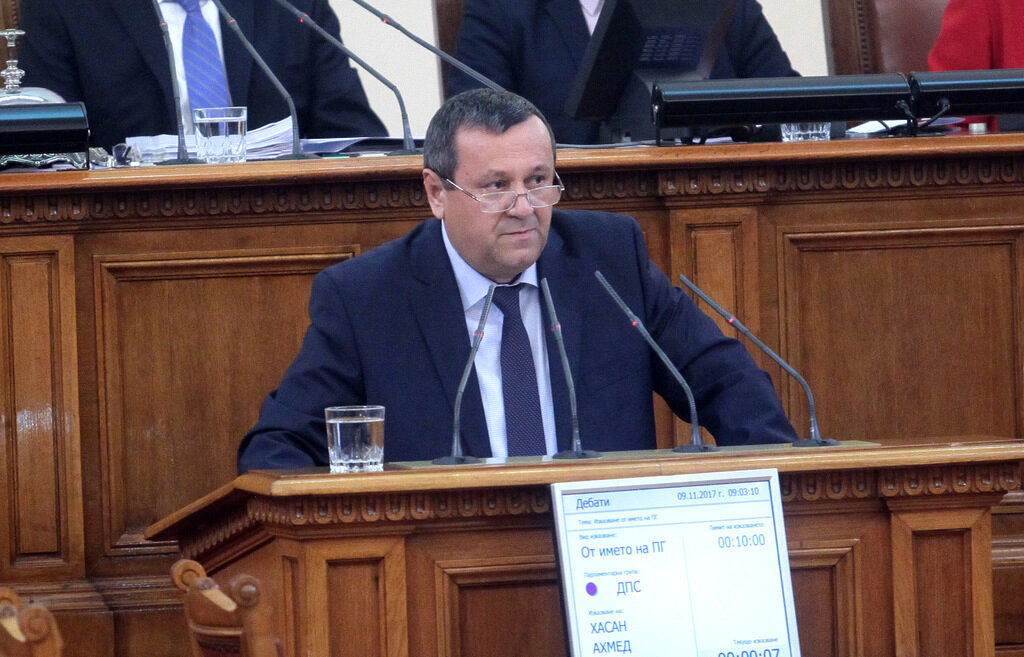 Председателят на социалната комисия Хасан Адемов (ДПС) заяви, че има огромно разминаване в планирането на приходите от управляващите на база 2.7 млн. осигурени лица, при 3.2 млн. осигурени според официалната държавна статистика.
