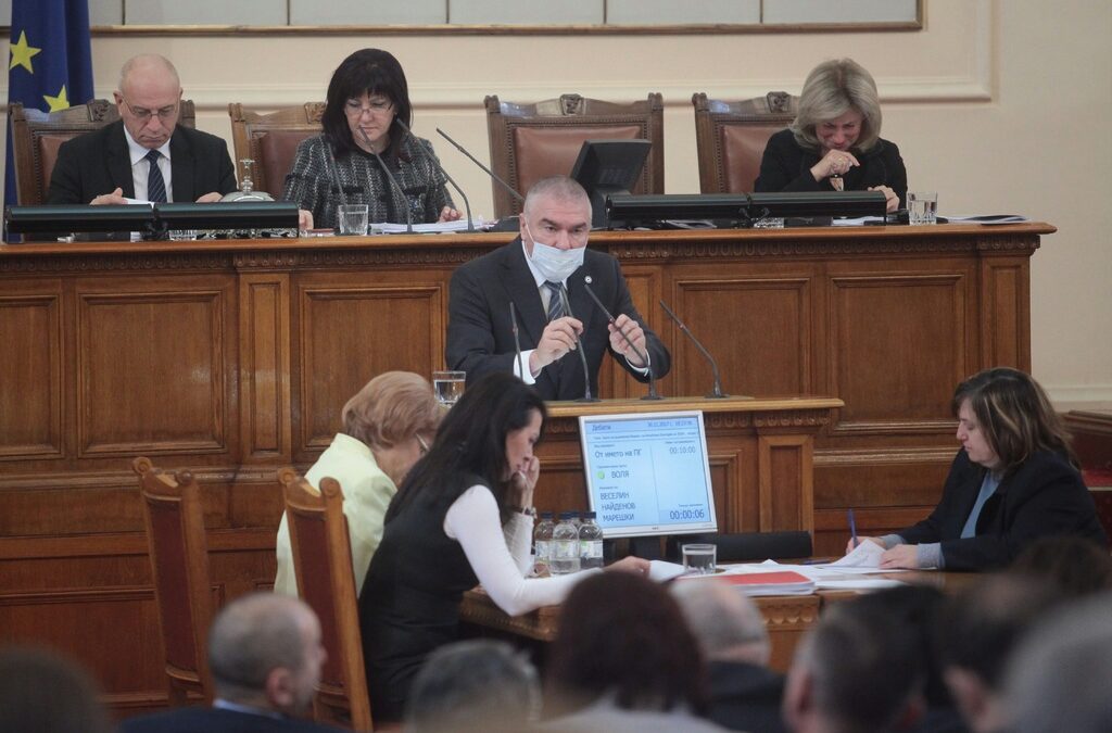 Депутатите от "Воля" влязоха в парламента с медицински маски, за да не се "заразят от умопомрачителност"