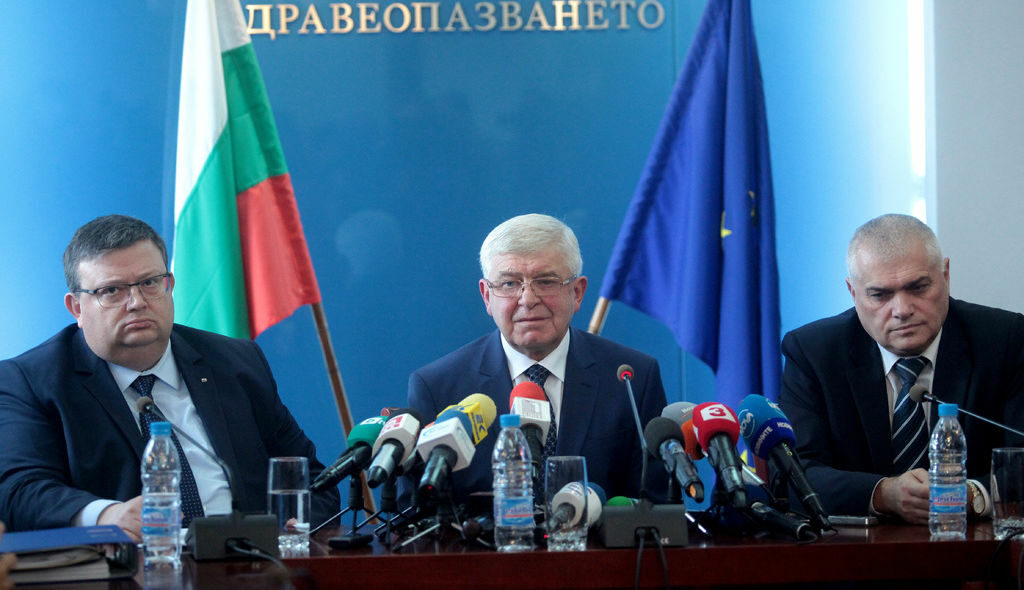 Министрите Кирил Ананиев и Валентин Радев и главният прокурор Сотир Цацаров дадоха съвместен брифинг в министерство на здравеопазването за начало на проверки във всички болници
