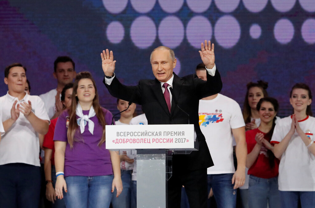 Часове преди да обяви участието си в изборите, Путин участва в Конгрес на доброволците в Москва. Часове преди да обяви участието си в изборите, Путин участва в Конгрес на доброволците в Москва.