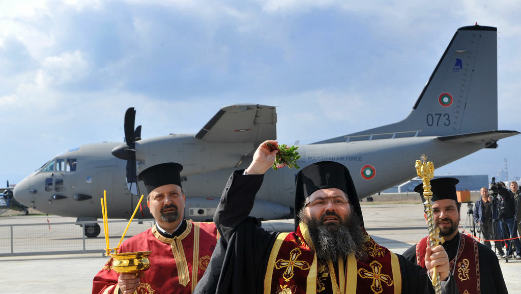 Третият транспортен самолет C-27J "Спартан" беше посрещнат с водосвет на авиобаза Враждебна при при пристигането си преди 6 години.