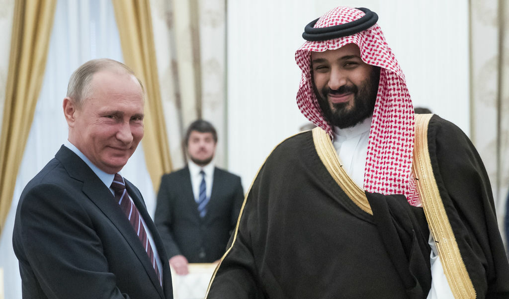 Саудитският престолонаследник принц Мохамед бин Салман с руския президент Владимир Путин. Саудитският престолонаследник принц Мохамед бин Салман с руския президент Владимир Путин.