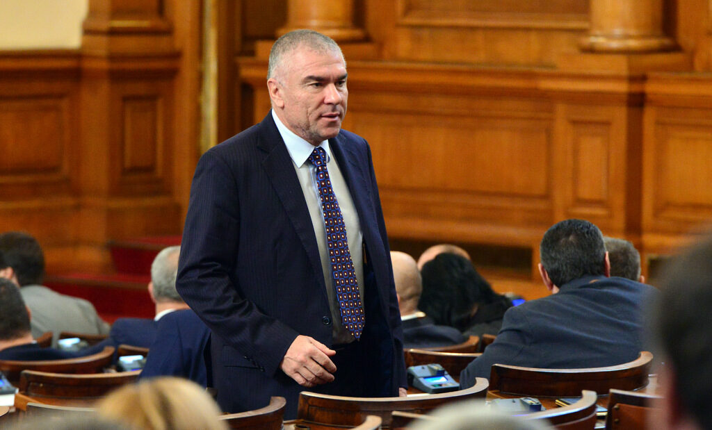 Веселин Марешки на свой ред твърди, че<a href="http://www.dnevnik.bg/politika/2017/11/21/3082787_nad_glavata_mi_visi_prokurorska_buhalka_niama/" target="_blank"> над главата му виси политическа и прокурорска бухалка</a>, а не чадър.