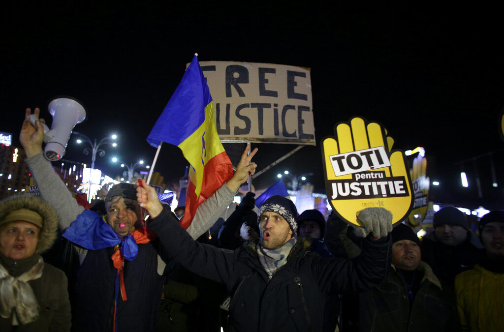 Управляващите отхвърлят многохилядните протести срещу опитите им да променят правораздаването в страната.