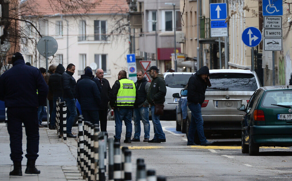 Данъчен служител е прострелян в автомобила си в София (допълнена в 15:19 ч.) Данъчен служител е прострелян в автомобила си в София (допълнена в 15:19 ч.)
