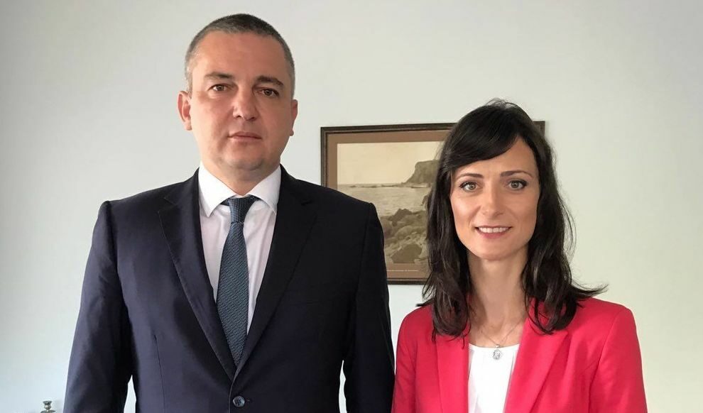 Еврокомисарят по еврокомисарят по цифрова икономика и цифрово общество Мария Габриел и кметът на Варна Иван Портних.