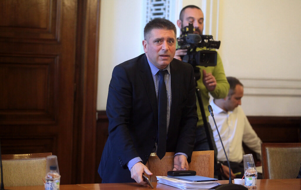 Председателят на правната комисия Данаил Кирилов не беше открит за коментар. Депутатите трябва да се върнат на работа на 11-ти януари.