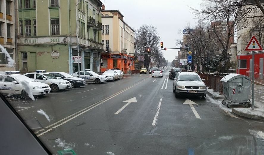 В лявата страна на снимката, където са наредени патрулките, е РПУ на МВР - Ловеч. Пред тях, на светофара, в насрещното е спрял някакъв... явно колега, за да не го видят дежурните в кабинката в РПУ-то...