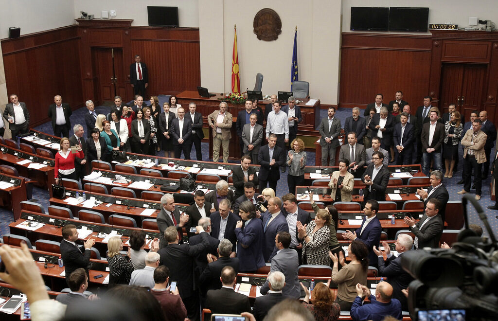 Македонският парламент ратифицира договора за името с Гърция