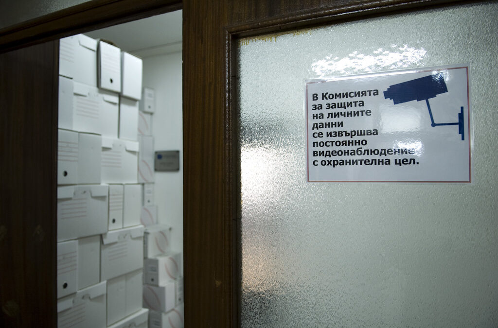 Окончателното решение на Върховния административен съд, с което на прокуратурата е наложена глоба от 20 хил. лв., е заведено от Комисията за защита на личните данни, която е била сезирана от полицаите Окончателното решение на Върховния административен съд, с което на прокуратурата е наложена глоба от 20 хил. лв., е заведено от Комисията за защита на личните данни, която е била сезирана от полицаите