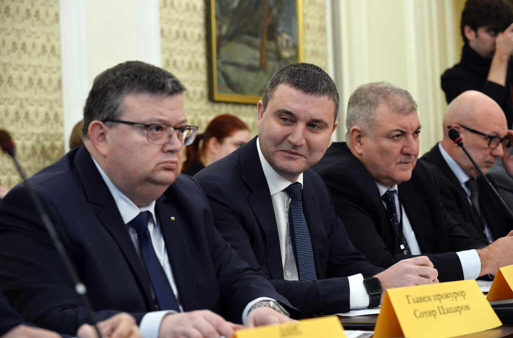 Главният прокурор Сотир Цацаров, финансовият министър Владислав Горанов, директорът на Агенция "Митници" Георги Костов Главният прокурор Сотир Цацаров, финансовият министър Владислав Горанов, директорът на Агенция "Митници" Георги Костов