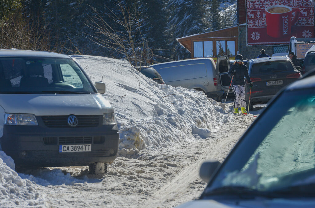 В събота имаше много коли на хижа Алеко на Витоша. В събота имаше много коли на хижа Алеко на Витоша.