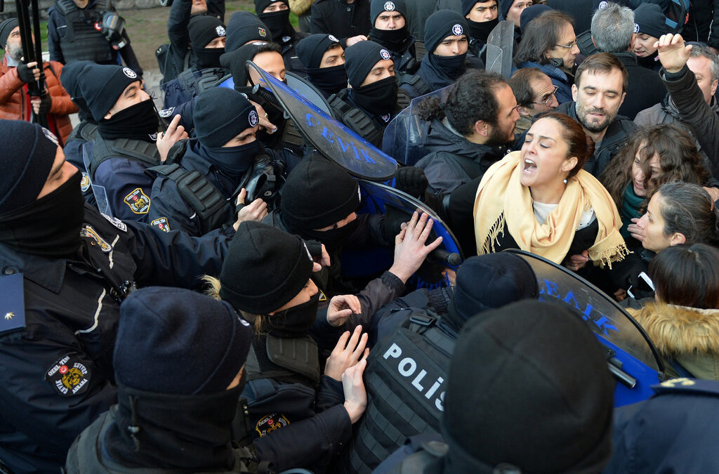 В Анкара избухнаха сблъсъци на протестите срещу задържането на лекарите.