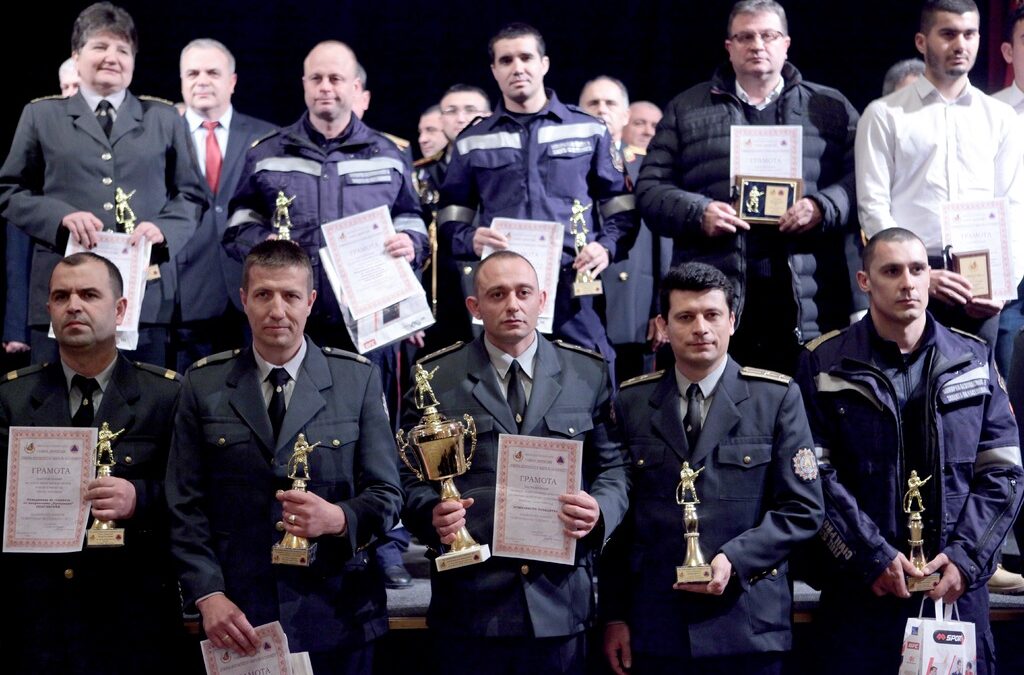 Обща снимка на наградените.