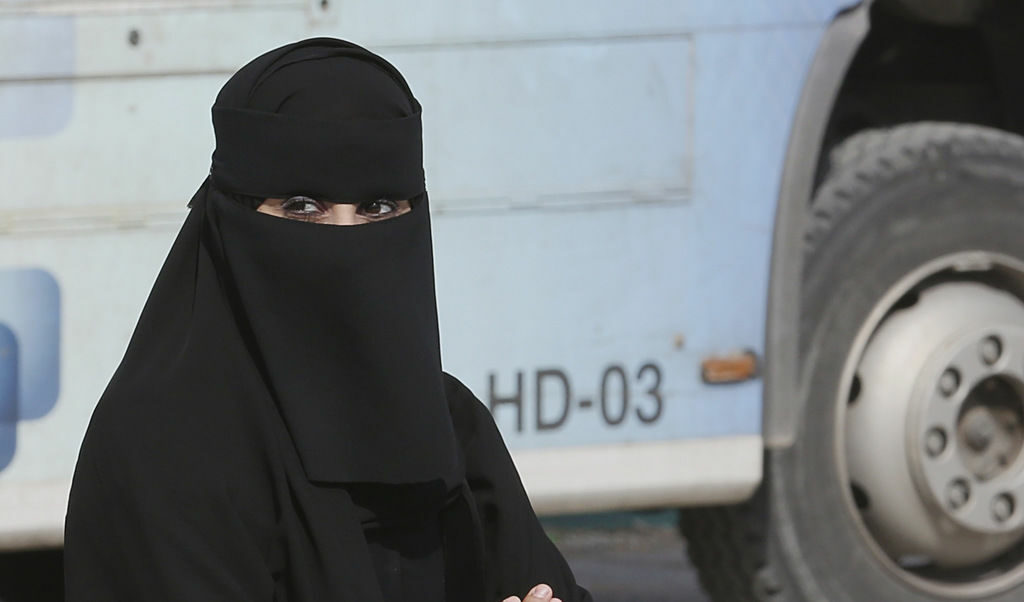 Жените в Саудитска Арабия вече не са задължени да покриват главите си