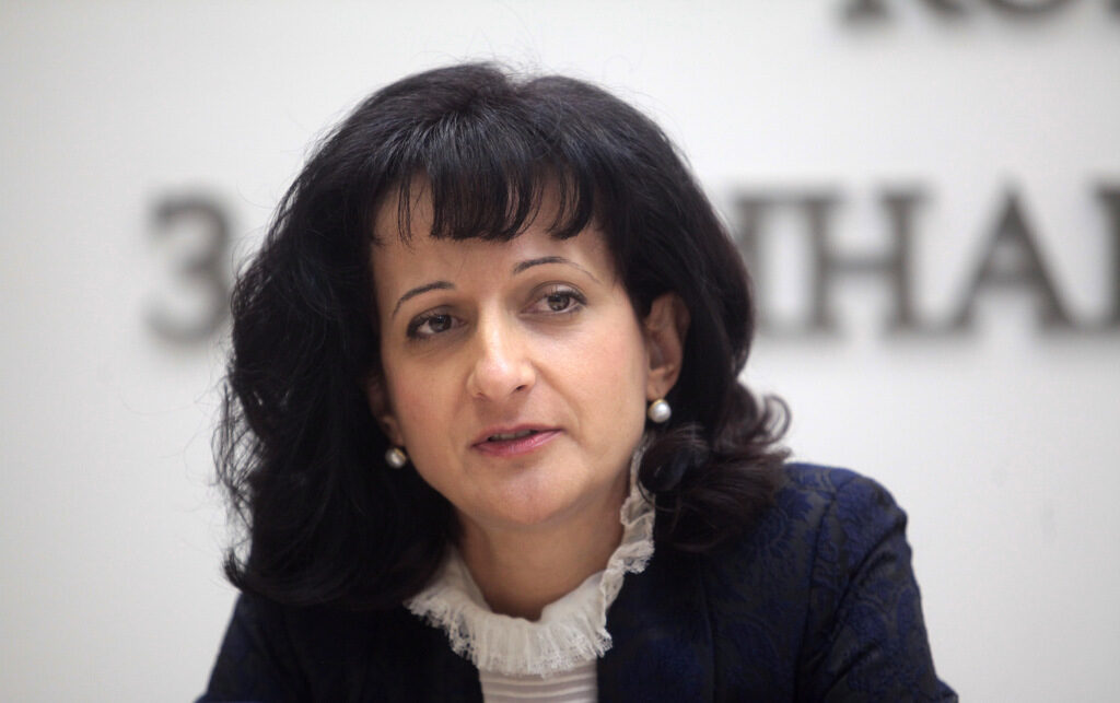 Председателят на Комисията за финансов надзор Карина Караиванова през ноември пое ангажимент да обяви новите заплати, което прави сега.
