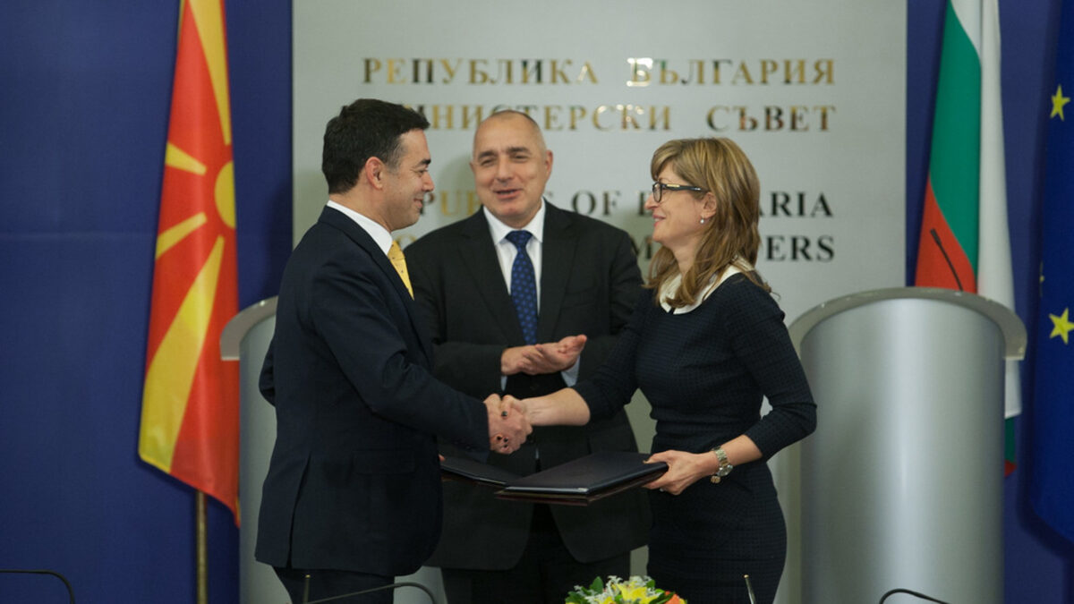 Комисията се сформира на базата на договора за добросъседство с Македония, който влезе в сила през февруари. Очаква се по време на разговорите да се обсъдят едни от най-спорните исторически въпорси между двете страни