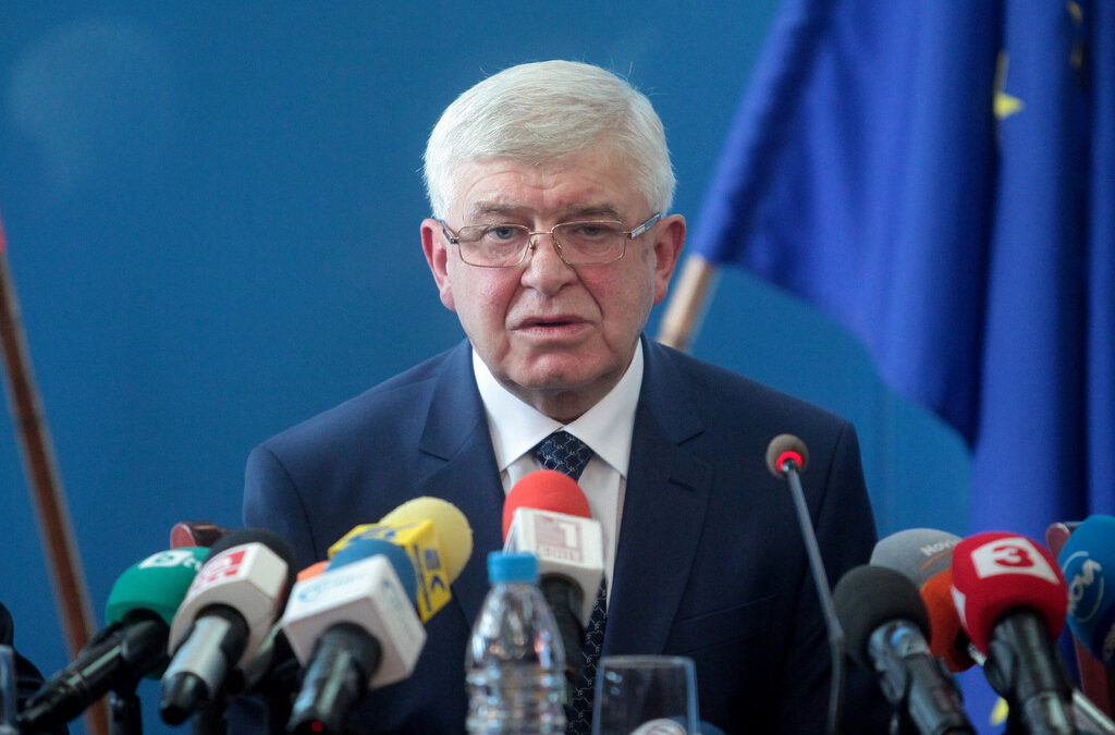 Шефът на здравната каса попадна в капан, смята здравният министър
