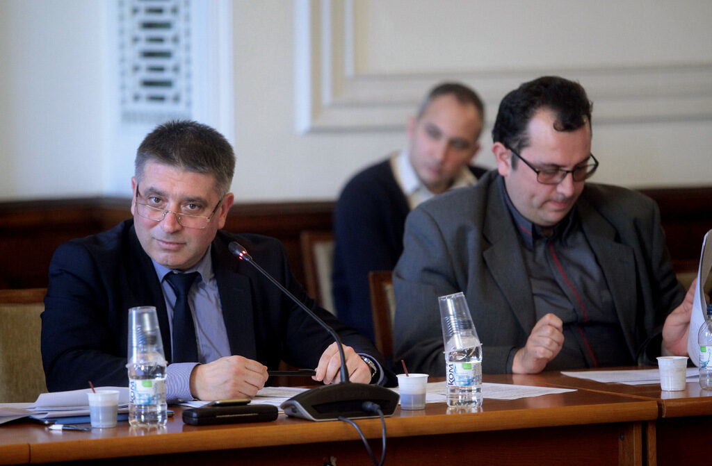Председателят на правната комисия Данаил Кирилов (ГЕРБ) и заместникът му Християн Митев (Обединени патриоти), които да и вносители на измененията.
