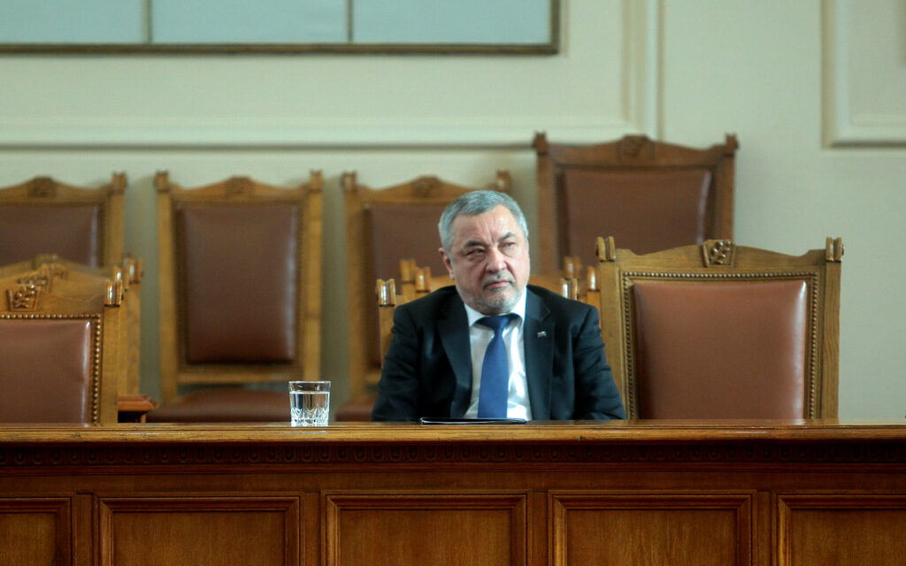 С острия си език вицепремиерът Валери Симеонов си навлече недоволството и на коалиционните си партньори, и на опозицията.