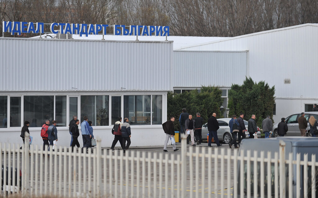 Друг американски фонд поема изцяло "Идеал стандарт"