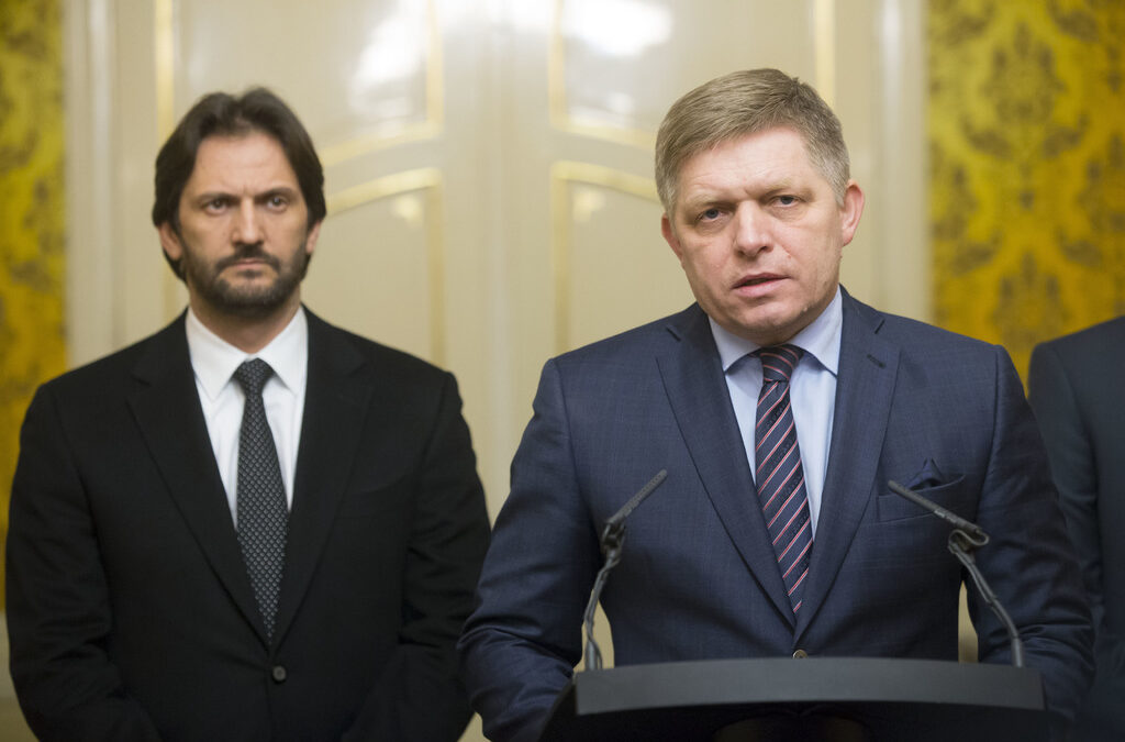 Словашкият вътрешен министър в оставка Роберт Калиняк (вляво) с премиера Роберт Фицо
