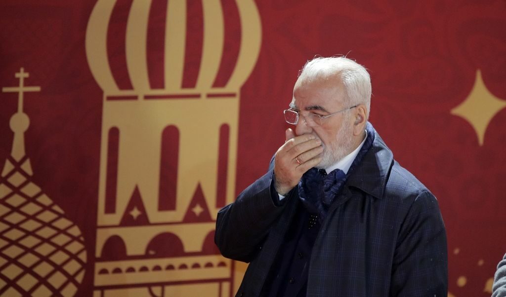 Савиди стана скандално известен тази пролет заради нахлуването му с пистолет на терена на футболен мач на неговия отбор в Солун.