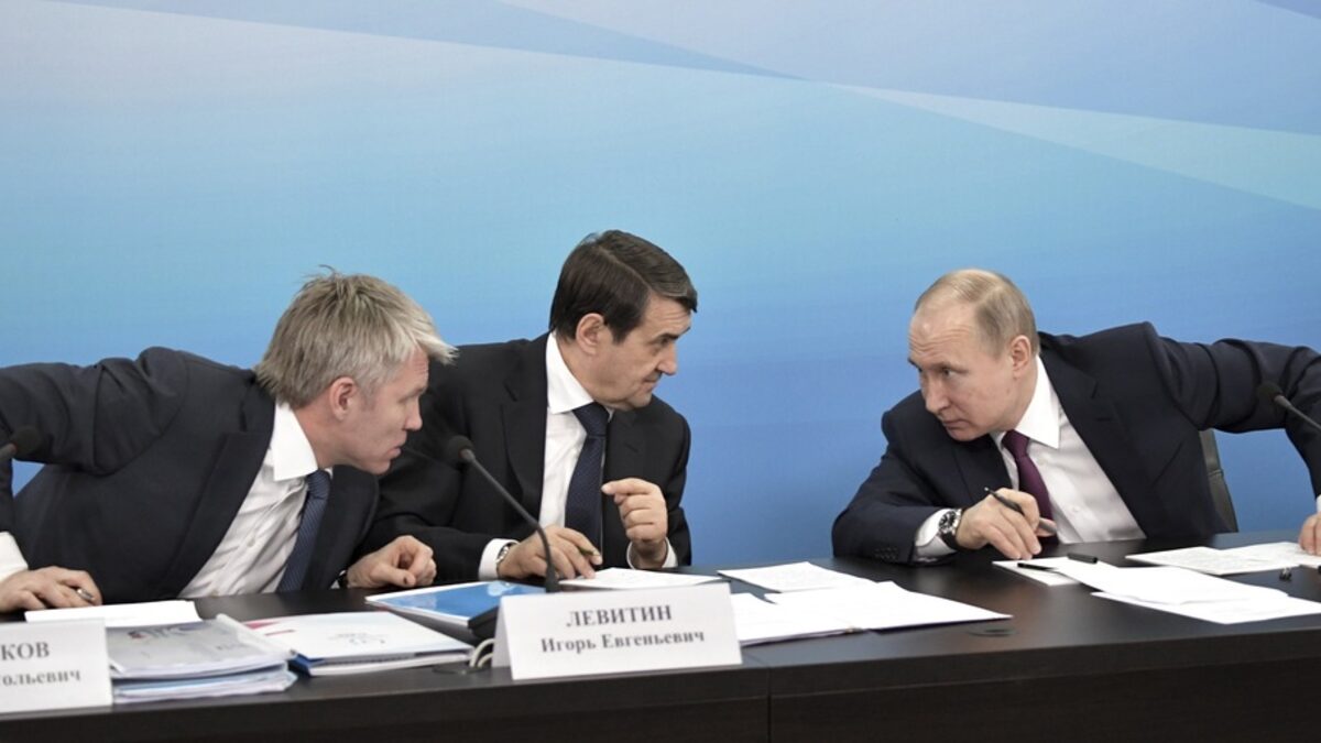 Спортният министър на Русия Павел Колобков (вляво)