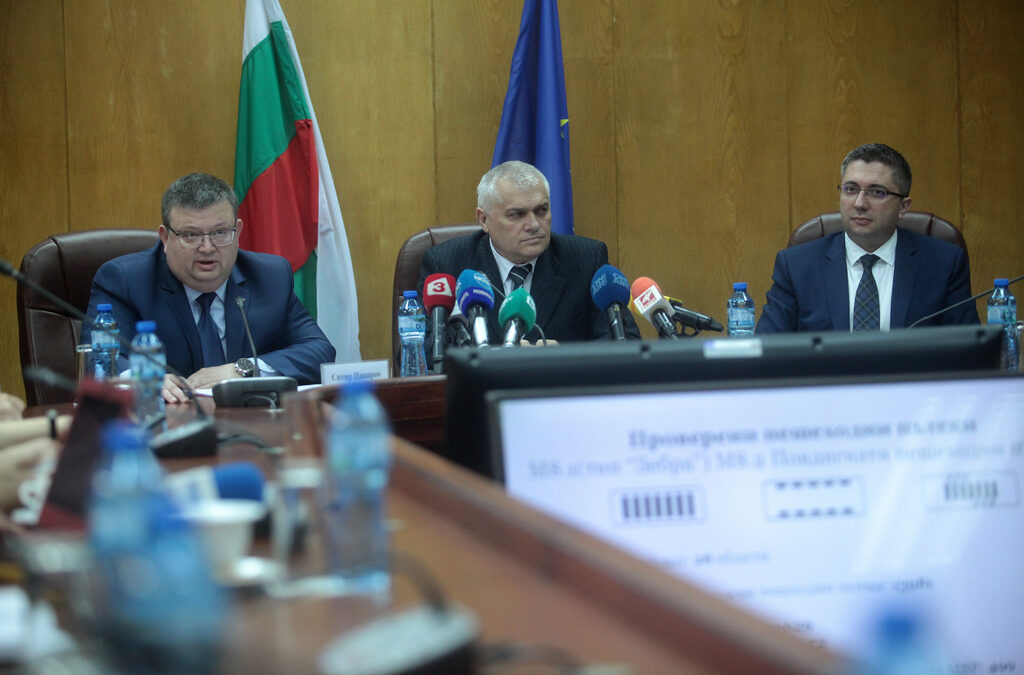 Главният прокурор Сотир Цацаров, вътрешният министър Валентин Радев и регионалният министър Николай Нанков на брифинг в МВР