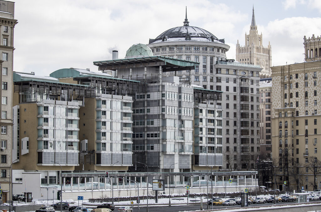 Сградата на британското посолство в Москва на фона на руското външно министерство.