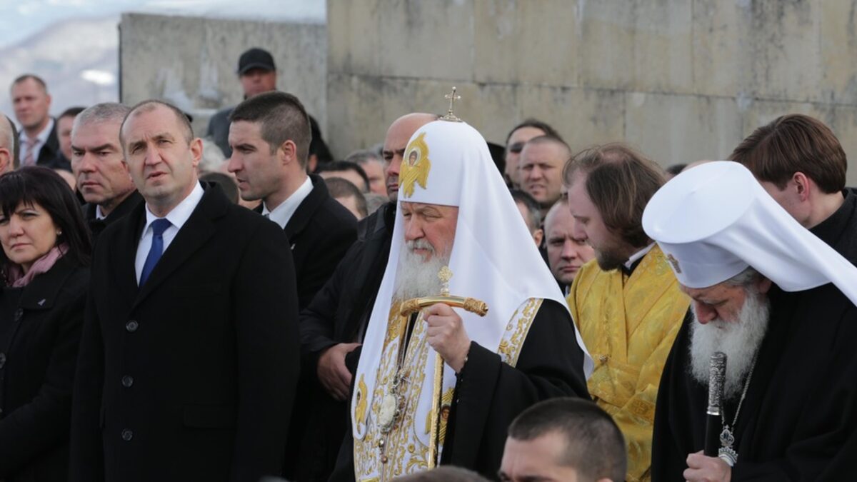 Президентът Румен Радев заедно с руския патриарх Кирил на Шипка на Трети март. Вдясно на снимката е патриархът на Българската православна църква Неофит.